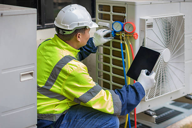 Professional Hvac technician working in Clinton Township, MI